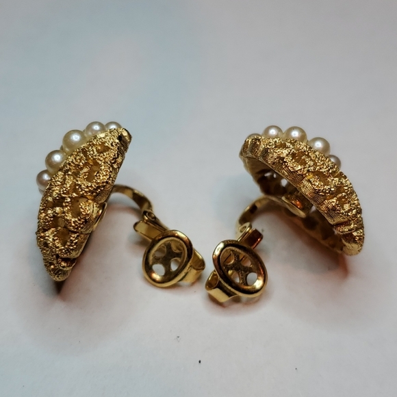 Vintage Trifari Clip-on Earrings Gold Scroll - Picture 3 of 4